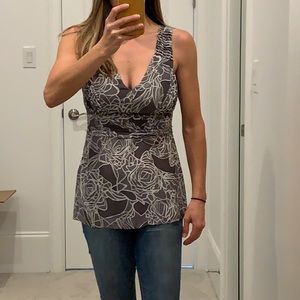 Banana Republic Silk v-neck gray/white pattern top